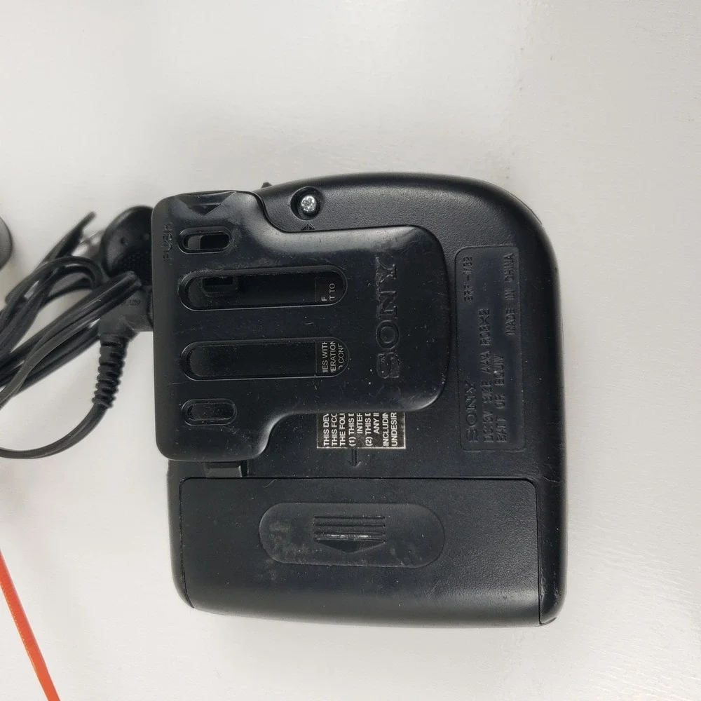 Sony SRF-M32 FM AM Walkman Digital Radio 10 Presets Clip-On with Headphones